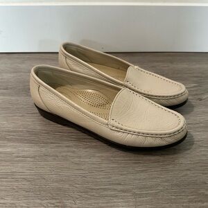 SAS Simplify Women's Leather Loafers in Pearl Bone Colour Size 7.5 Narrow